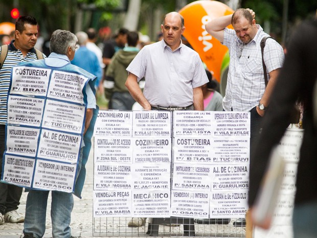 Pedestres observam cartazes com ofertas de emprego no calçadão da Rua Barão de Itapetininga, no centro de São Paulo (Foto: Dario Oliveira/Código 19/Estadão Conteúdo)