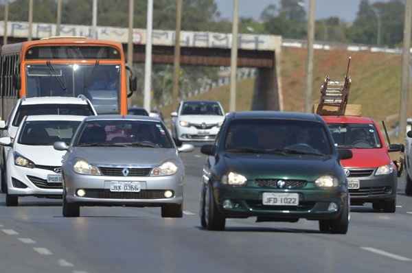 Justiça suspende lei que exige uso de farol em rodovias durante o dia